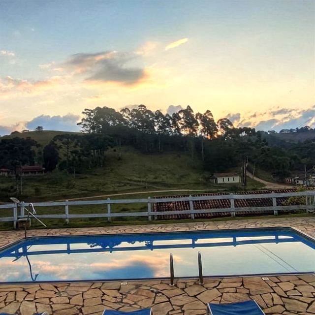 Piscina ao entardecer